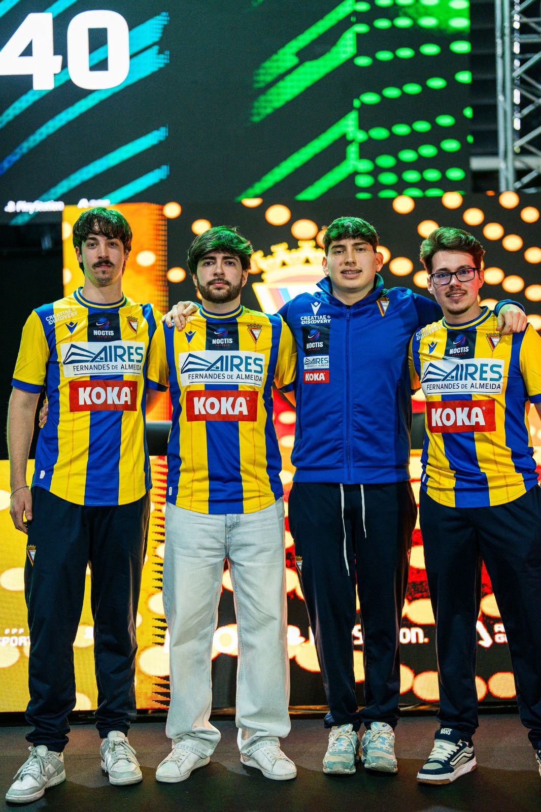 plantel oficial, noctis esports, atletas profissionais, equipa de gaming, lineup de jogadores, jogadores de elite, pro players portugueses, jogadores unidos, em palco, equipamento oficial, camisola jersey, camisola de competição, lineup principal, lineup noctis, squad de esports, alta performance, competidores de gaming, atletas digitais, esports roster, equipa competitiva, jogadores profissionais, clube de esports, esports team photo, gaming squad, pro gaming lineup